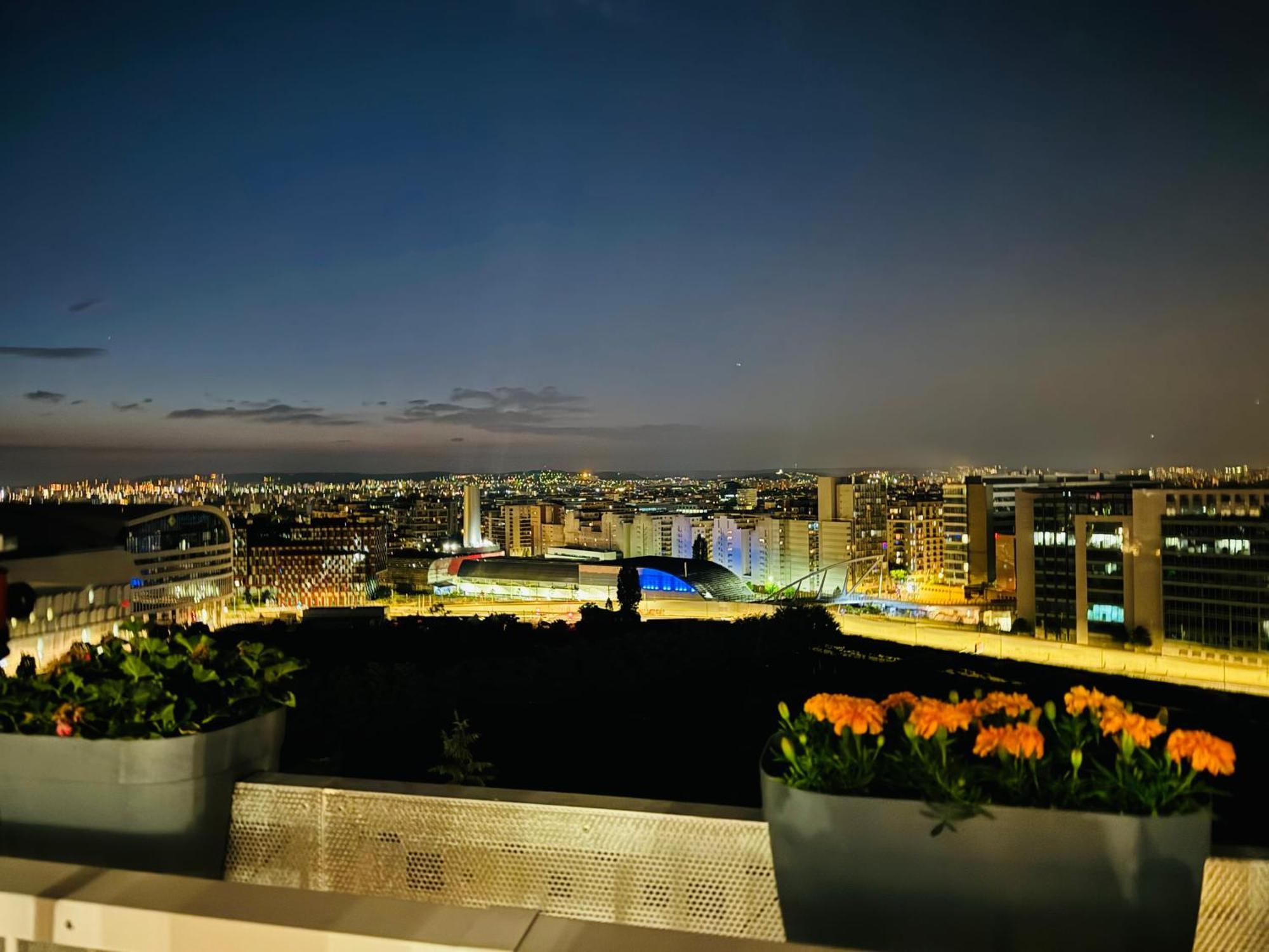 Luxury 2 Rooms Apartment With Balcony Puteaux Luaran gambar